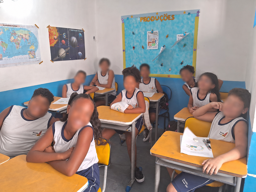A Imagem mostra uma das turmas acompanhadas pela Pedagoga Paula Oliveira, os rostos das crianças com TEA foram censurados, sendo 9 estudantes no total.
