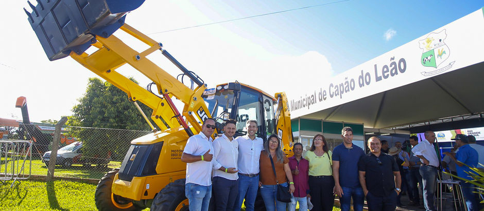 CapĂŁo do LeĂŁo recebe retroescavadeira para a zona rural