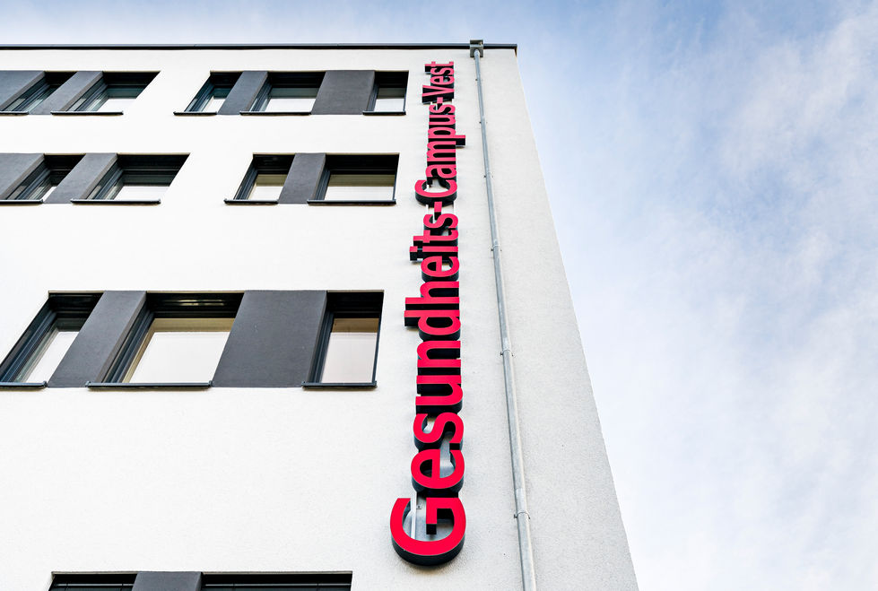 Neubau Gesundheitszentrum Recklinghausen - Gesundheitscampus Vest - Ärztehaus Recklinghausen - Krankenhaus - Klinikum Vest Ärztehaus mit sechs Geschossen, das eine weiße Fassade mit roten Akzenten aufweist.