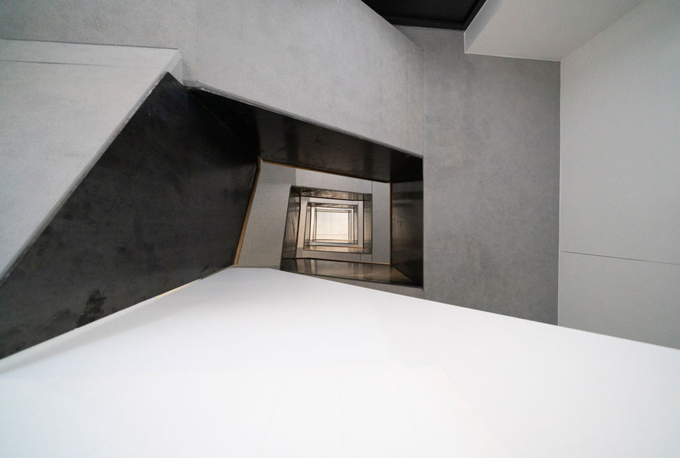 Neubau eines Geschäftshaus in  Schwerte - Extrablatt Schwerte - Treppenhausauge mit schwarzer Metallbrüstung