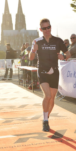 Peter Vollmer als Triathlet im Ziel des Kölntriathlons