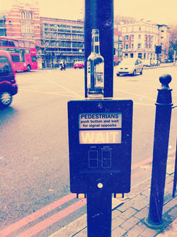 交叉路口的酒瓶