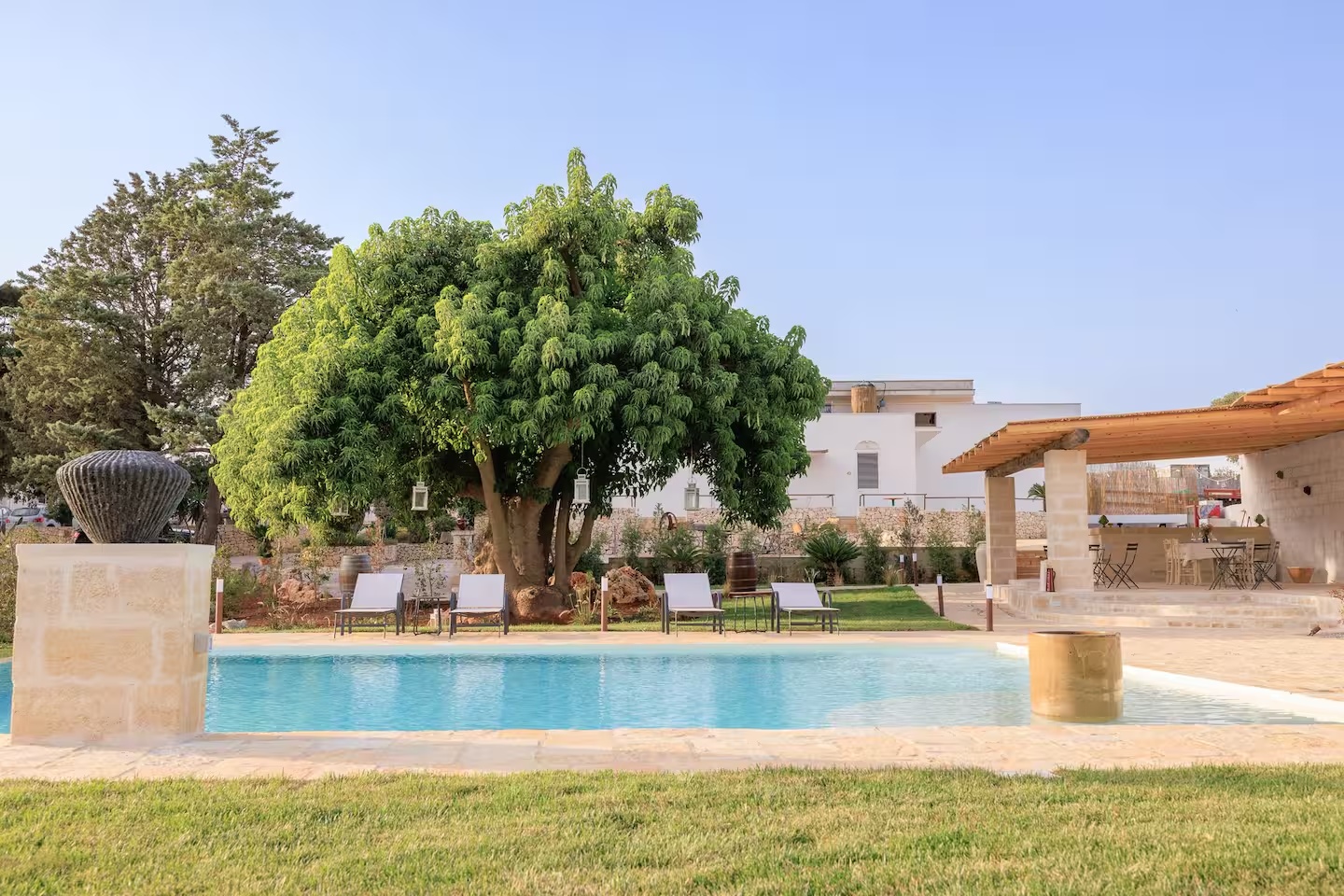 Masseria il Vignale — piscina e giardino di giorno