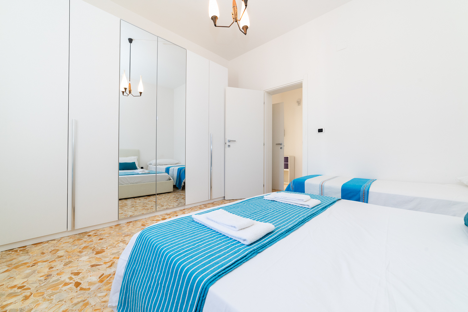 Villetta Pina — camera da letto con arredi blu