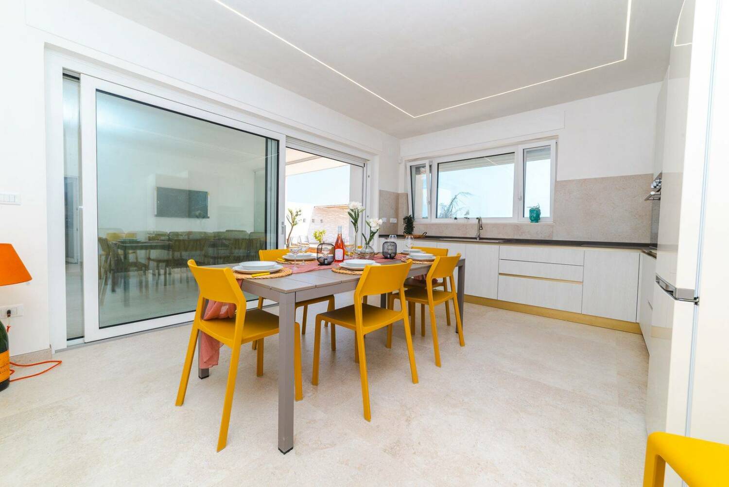 Villa Donnosanto — cucina con zona pranzo