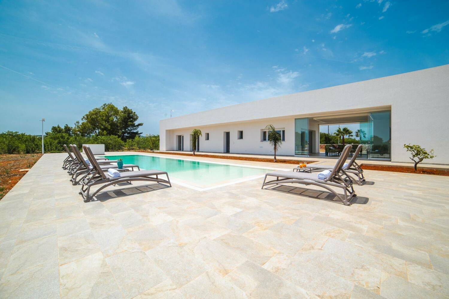 Villa Donnosanto — piscina e facciata della villa di giorno