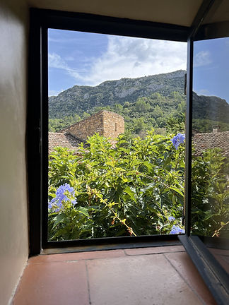 Sdb grande etage vue depuis fenetre_edited.jpg