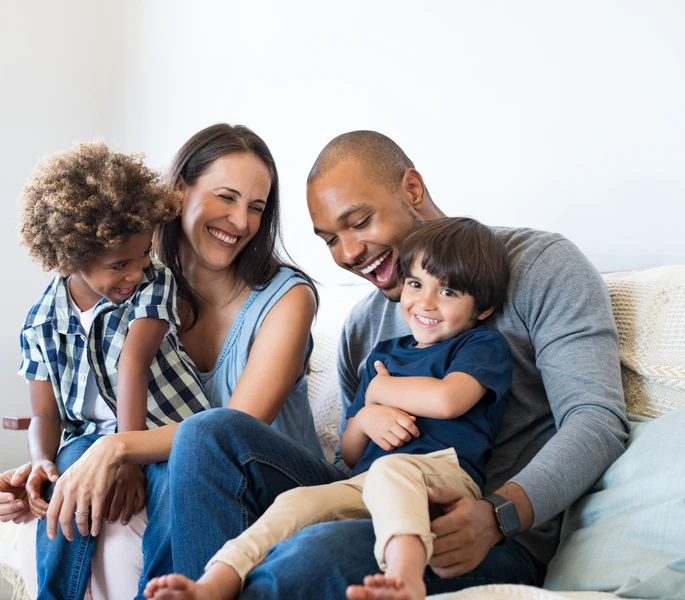 Moeder en vader en 1 jongetje en meisje. De moeder is blank en de vader een donkere man