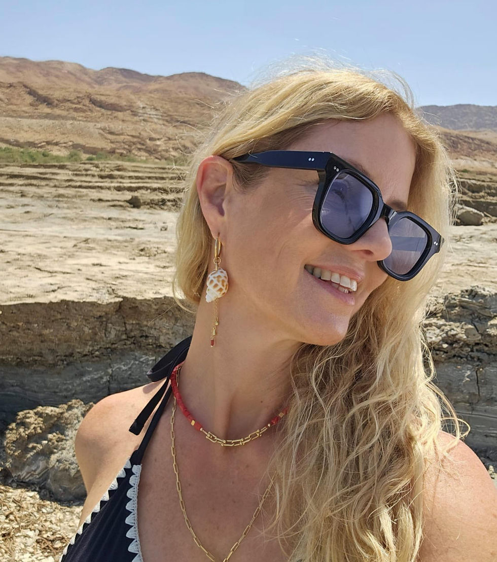 Thumbnail: Big Shell & Gold Earring