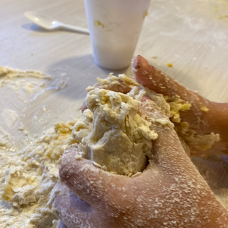Manos  amasando  en el taller de panadería en la colonia