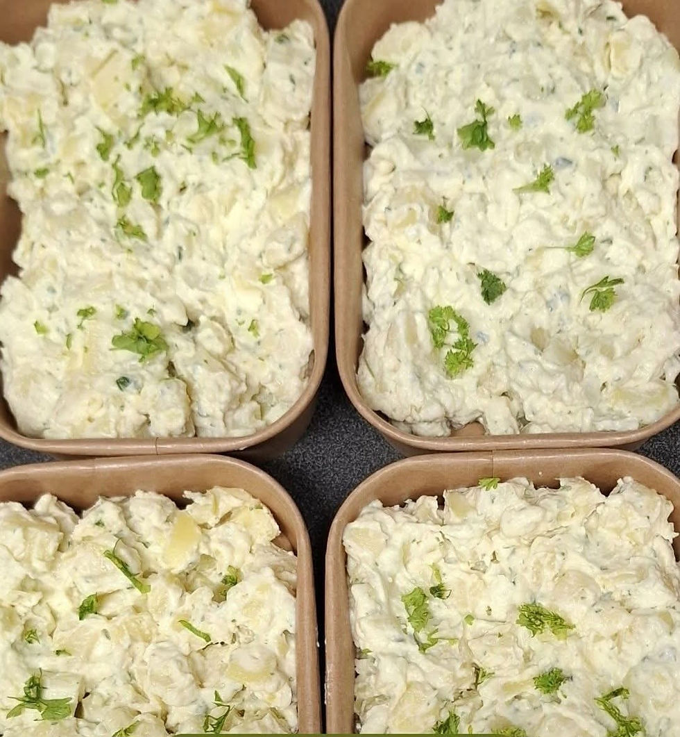 Aardappelsalade met mayonaise en tuinkruiden