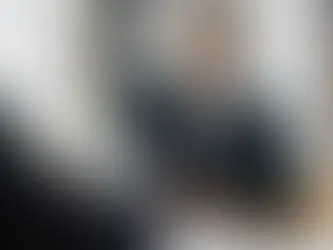 Mann in Anzug sitzt am Tisch und hat Unterlagen zu Faktoren und Schutzfaktoren der Resilienz.