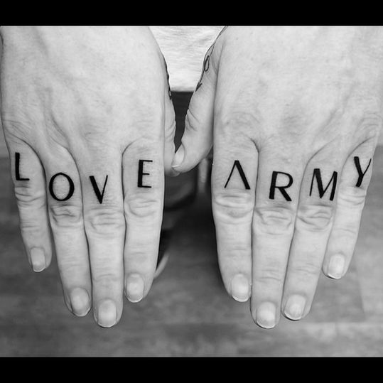 Finger Tattoo, Finger Lettering, Lettering, Lettering Tattoo, Schrift, Schriftentattoo, Linetattoo, Fineline, Fineline Tattoo