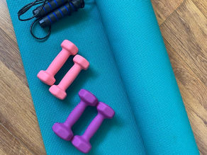 Tips para mamás agobiadas: ejercicios con pesas rápidos y fáciles desde casa