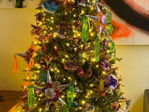 Árboles tradicionales y creativos: decora con artesanías tu árbol de Navidad