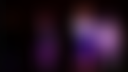 Une oratrice avec le micro en main sur scène