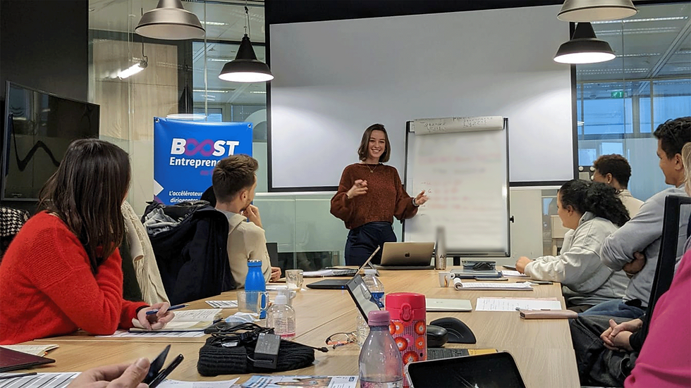 Une formatrice devant une classe d'Entrepreneurs