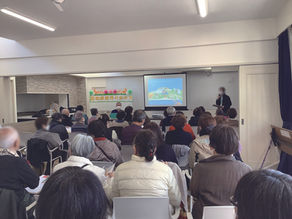 町田市山崎団地の交流会で認知症講演を行う様子
