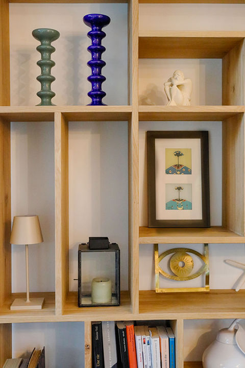 Zoom sur la bibliothèque, décoration, touche de couleurs
