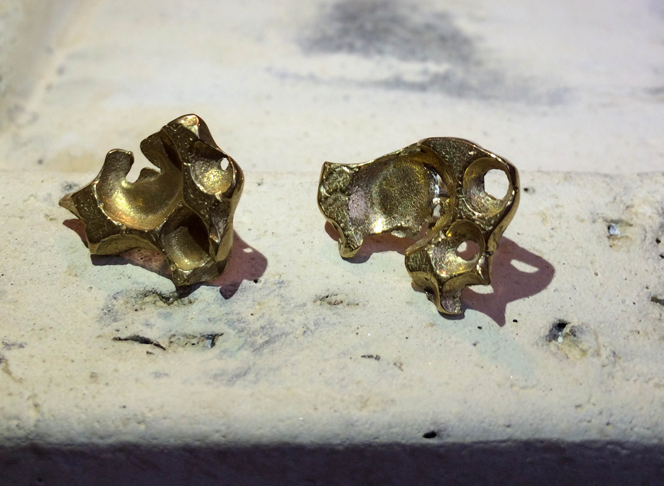 SMALL BUBBLE CIRCLE STUDS