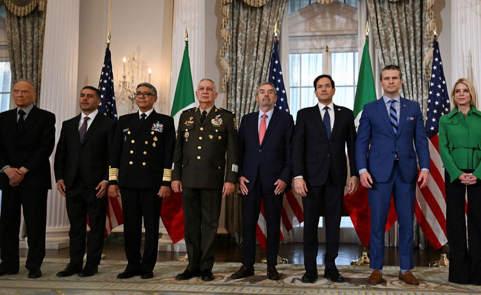El fiscal, Alejandro Gertz; los secretarios de Seguridad y Protección Ciudadana, Omar García Harfuch; de Marina, Raymundo Pedro Morales; de la Defensa, Ricardo Trevilla, y el canciller Juan Ramón de la Fuente posan junto al secretario de Estado estadunidense, Marco Rubio; el titular de la Defensa, Pete Hegseth, y Pamela Bondi, nominada a fiscal general.