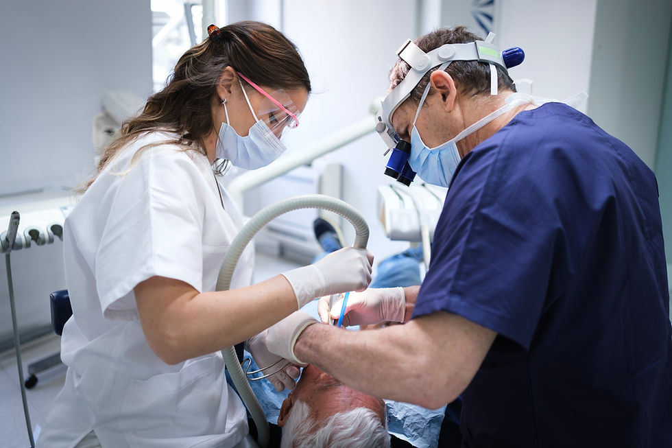 Dentista e assistente eseguono trattamenti professionali.