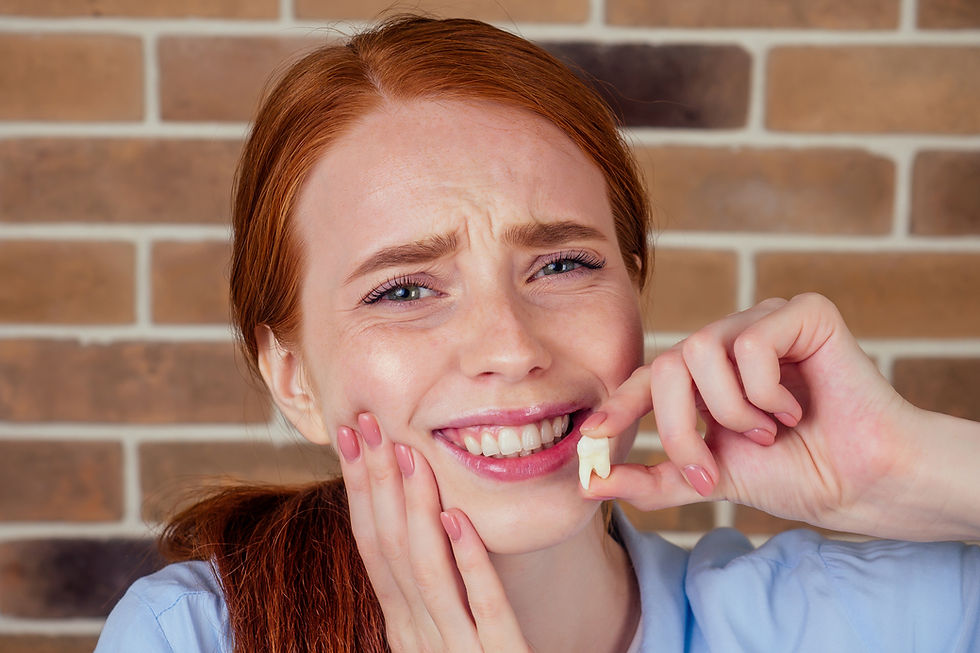 Donna che soffre di mal di denti dopo un'estrazione