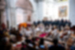 Orchestra che suona con il coro