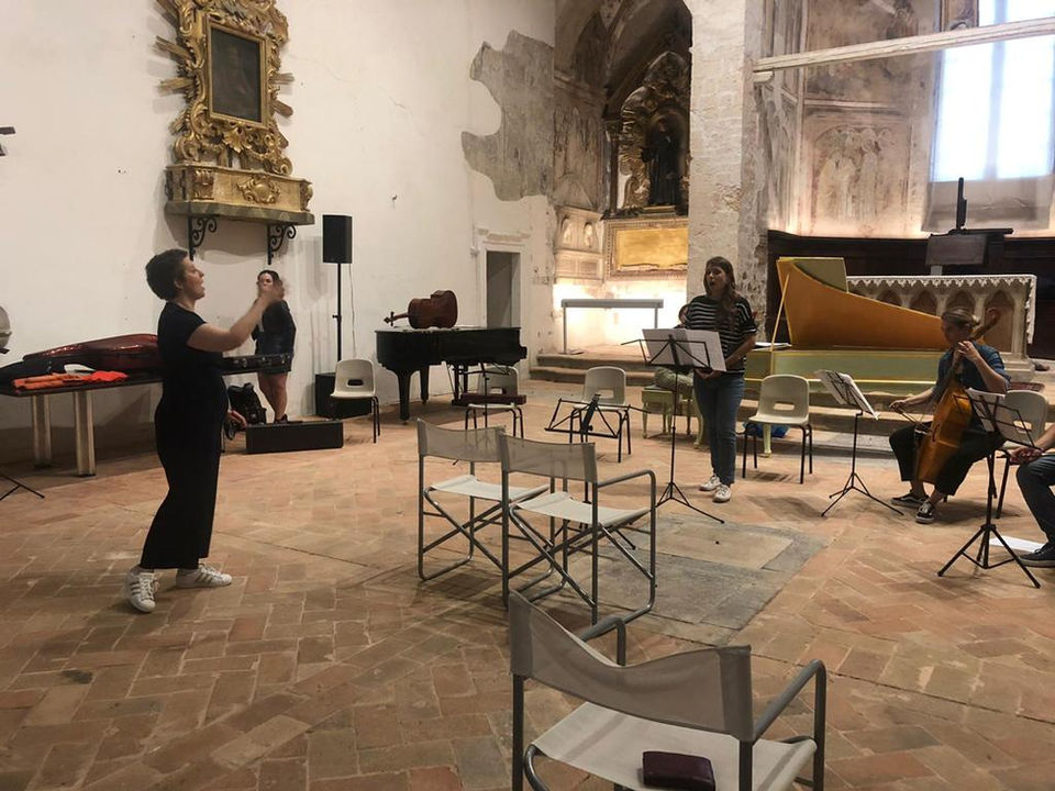 Ensemble musicale in prova in una sala storica.