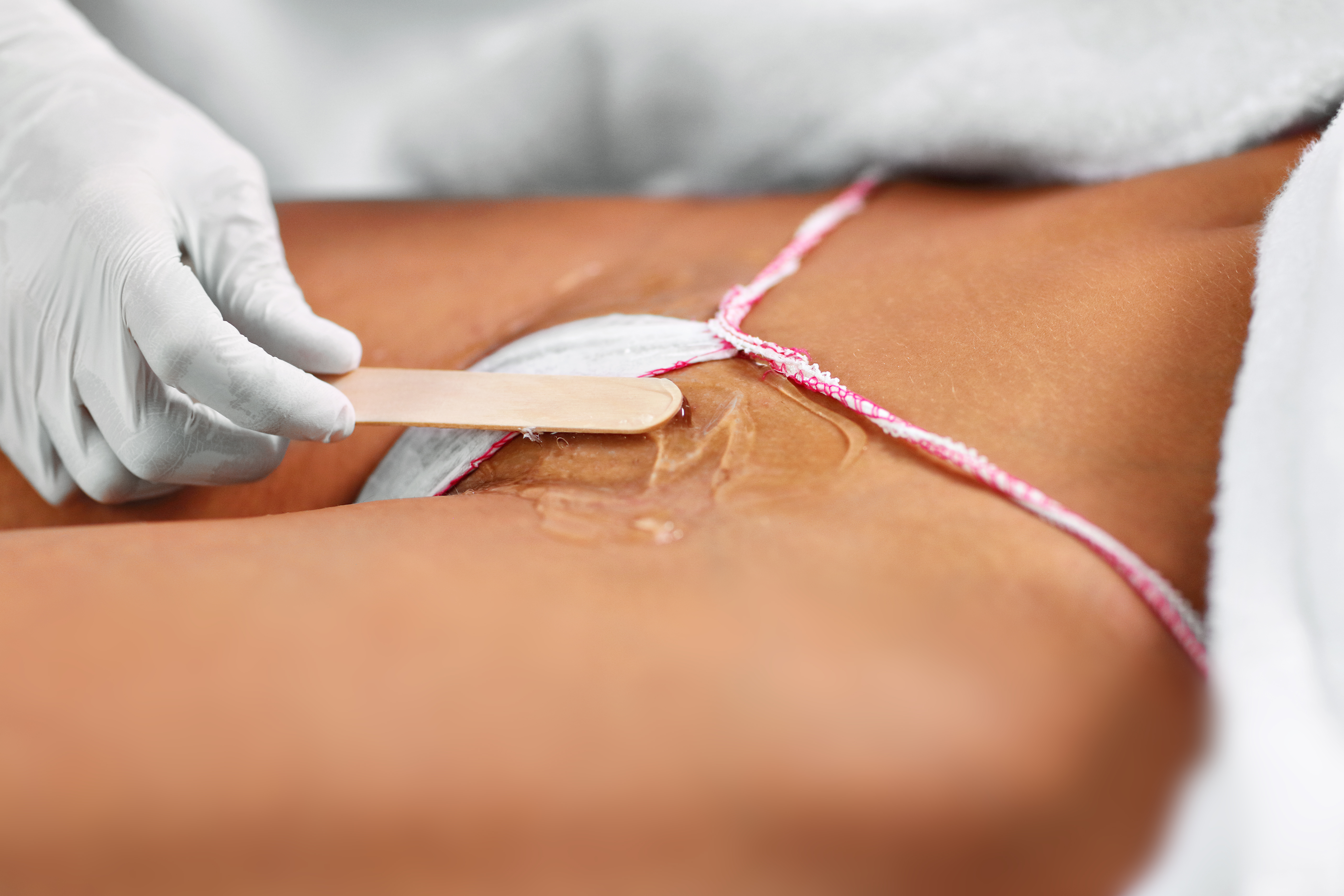 beautician-giving-epilation-laser-treatment-to-wom-2023-11-27-05-16-12-utc.jpg