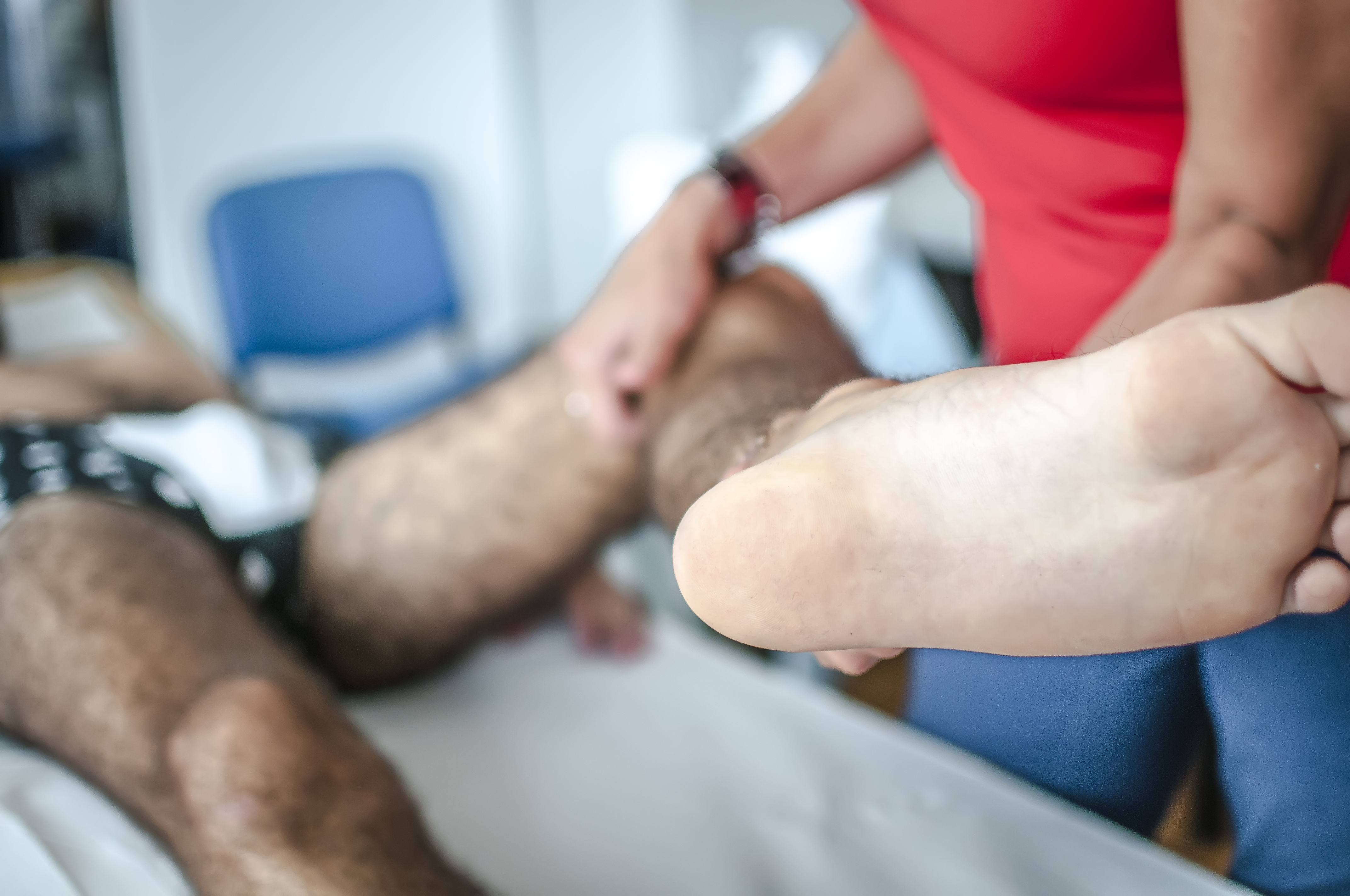 physiotherapist-visits-a-young-sportsman-who-feels-2024-09-22-02-39-04-utc.jpg
