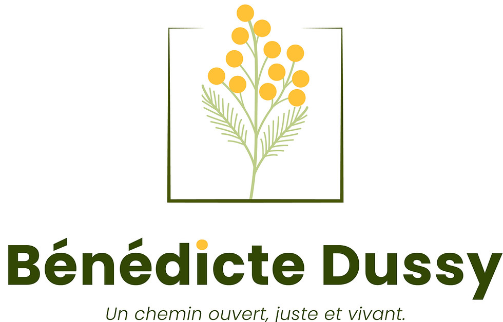 Logo de Bénédicte Dussy avec une branche de mimosa dans un carré vert foncé qui es ouvert vers le ciel, avec le nom de Bénédicte Dussy et une Baseline "Un chemin ouvert juste et vivant"