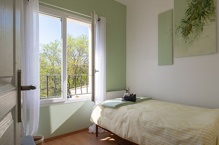 Zimmer „Olivgrün“ mit Einzelbett im Centre LUMIAMART in der Haute-Provence, Frankreich