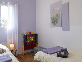 Zimmer „Lavendelfarben“ mit zwei Einzelbetten im Centre LUMIAMART in der Haute-Provence, Frankreich
