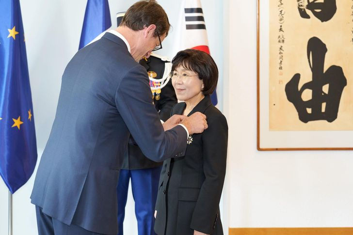 Choi Jung-wha, fondatrice et présidente du Corea Image Communication Institute (CICI), reçoit les insignes d’officier de la Légion d’honneur des mains de l’ambassadeur de France en Corée, Philippe Bertoux. Elle est la première femme coréenne à être élevée au rang d'officier de cette distinction française.