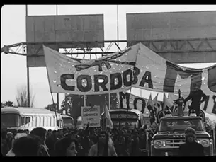 Une manifestation à Cordoba, Argentine, avec une banderole