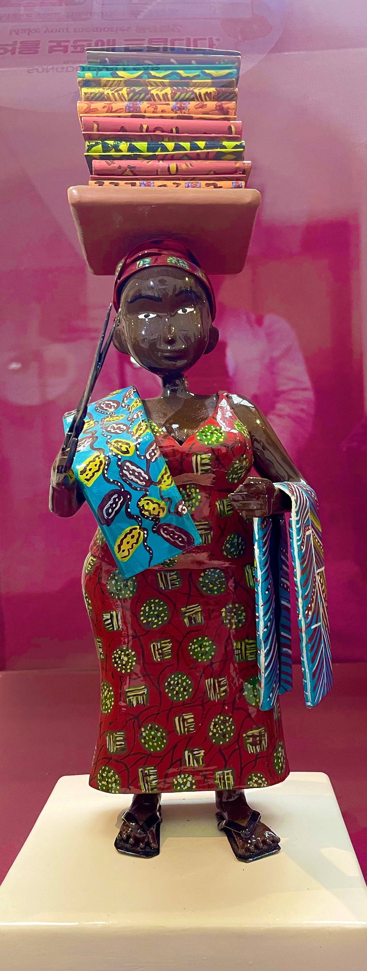 La vendeuse ambulante de pagnes, Didier Ahadji, 2019. @Collection JY Augel