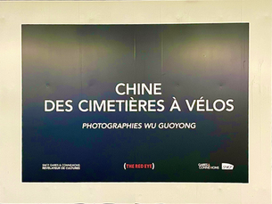 Exposition sur les quais du RER C. Les cimetières à vélos en Chine