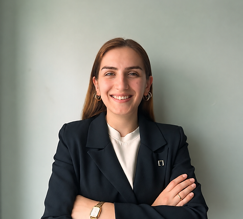 Profesyonel Gülümseyen Kadın Portresi.png