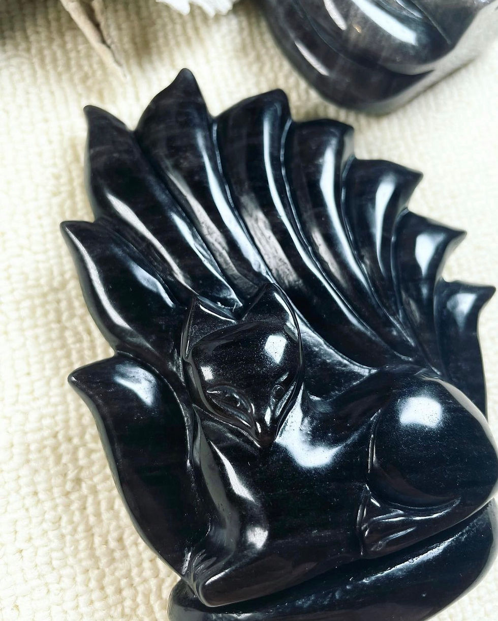 Thumbnail: 銀曜正面九尾狐