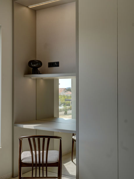 Maßgefertigte Nische mit Arbeitsbereich und modernem Interior Design.