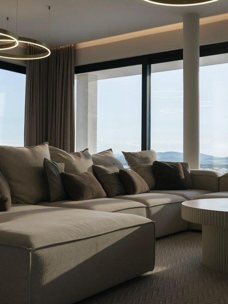 Modernes Wohnzimmer mit Meerblick in Vodice und hochwertigem Interior Design.