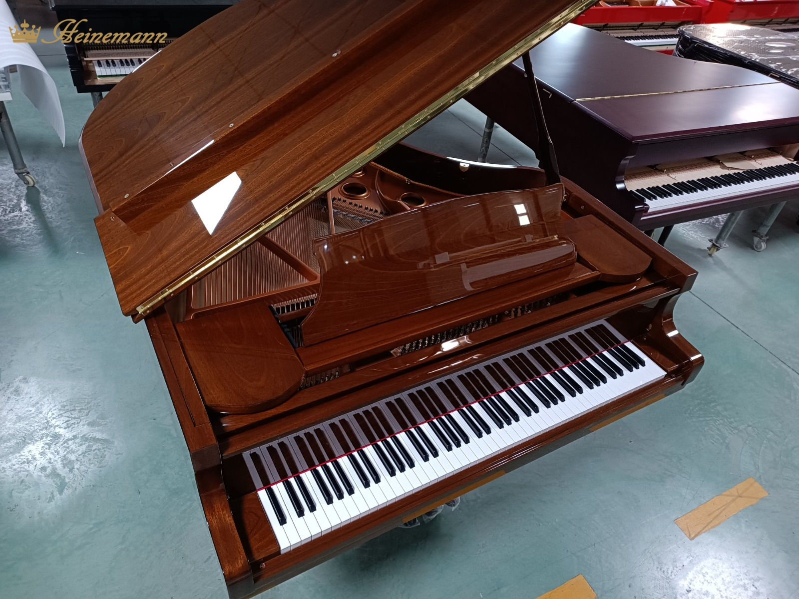 Heinemann GP-186 Glossy Mahogany finish