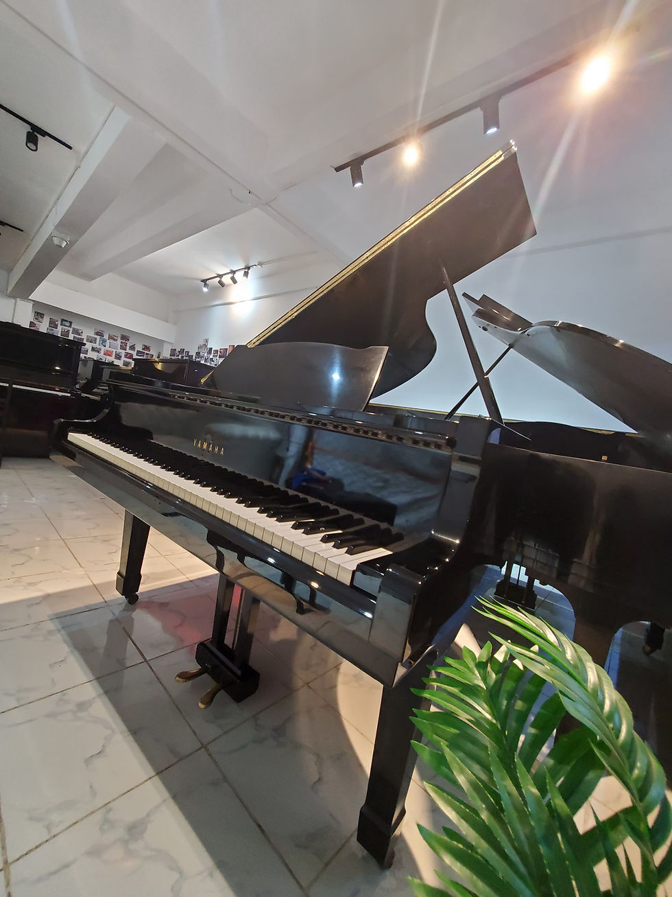 Thumbnail: Yamaha G2 Black