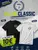 Visuel de la nouvelle collection "All In Classic" par All In Padel Sports présentant le t-shirt technique à 10 €. Deux t-shirts avec logo au niveau de la poitrine sont exposés : un noir et un blanc. Les pictogrammes en bas soulignent les caractéristiques : léger, respirant, résistant et esprit padel.