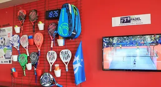 L'accueil d'All in Padel Sports à Bouc-Bel-Air affichant différentes raquettes de Padel.