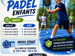 Affiche pour un "STAGE D'ÉTÉ PADEL ENFANTS" pour les 5-18 ans. Image de trois jeunes joueurs sur un terrain bleu. Le texte détaille les dates en juillet et août, les horaires du lundi au vendredi, les tarifs (journée/demi-journée, semaine/unité) et indique que les terrains sont semi-couverts.