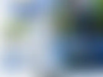 Affiche pour un "STAGE D'ÉTÉ PADEL ENFANTS" pour les 5-18 ans. Image de trois jeunes joueurs sur un terrain bleu. Le texte détaille les dates en juillet et août, les horaires du lundi au vendredi, les tarifs (journée/demi-journée, semaine/unité) et indique que les terrains sont semi-couverts.