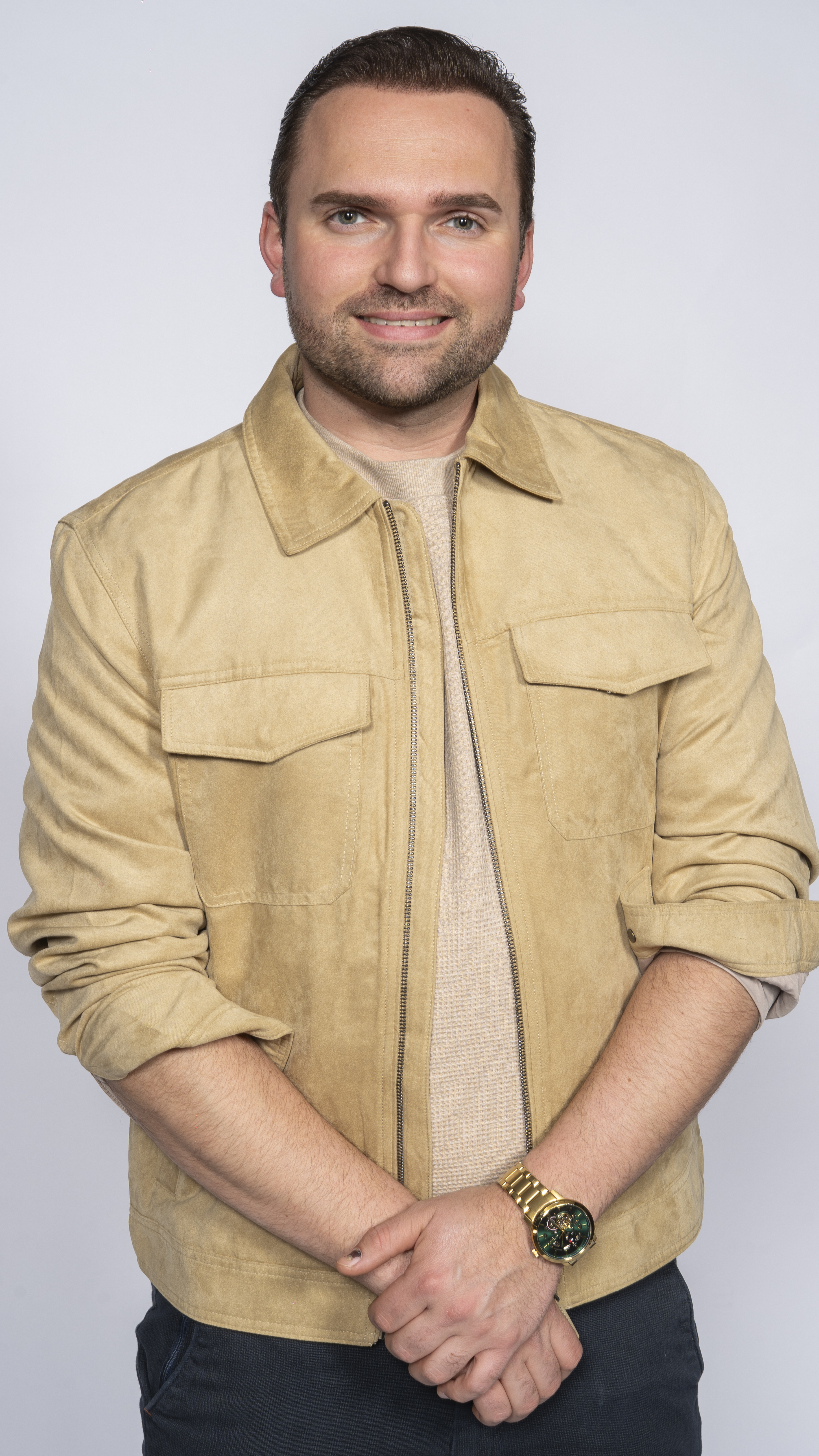 Bryan Stricker in een zandkleurige jas