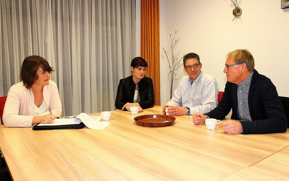 Dafne van der Meer in gesprek met het bestuur.
